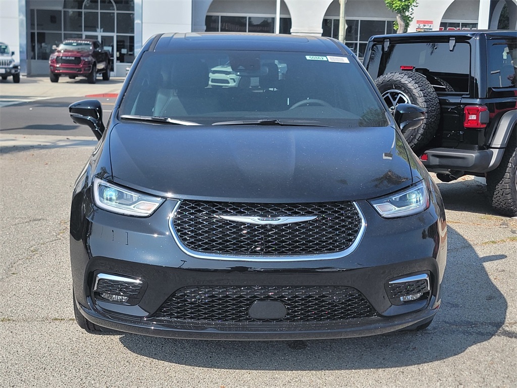 2025 Chrysler Pacifica photo 2