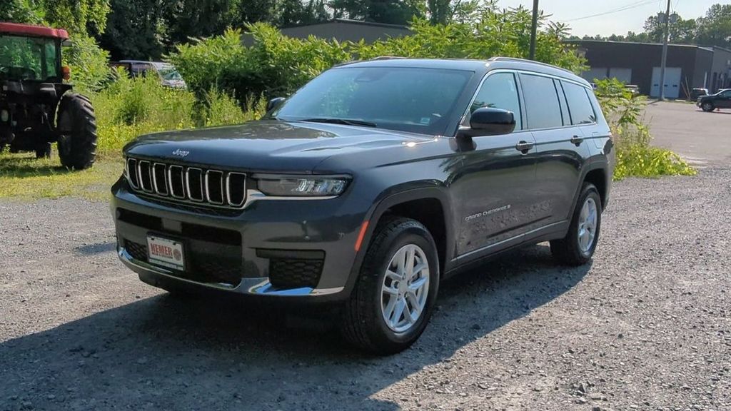2025 Jeep Grand Cherokee Laredo X photo 3