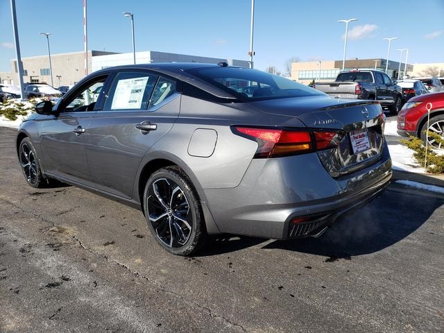 2025 Nissan Altima SR photo 6