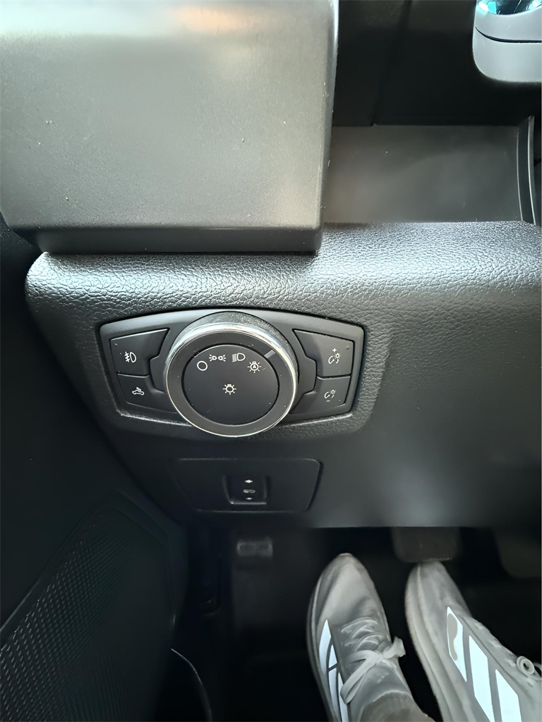2015 Ford F-150 XLT photo 28