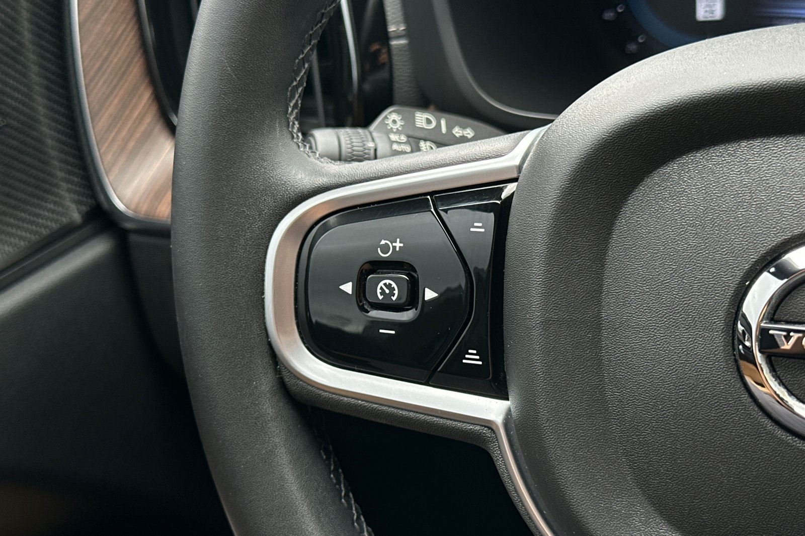 2023 Volvo XC60 B5 Ultimate photo 26