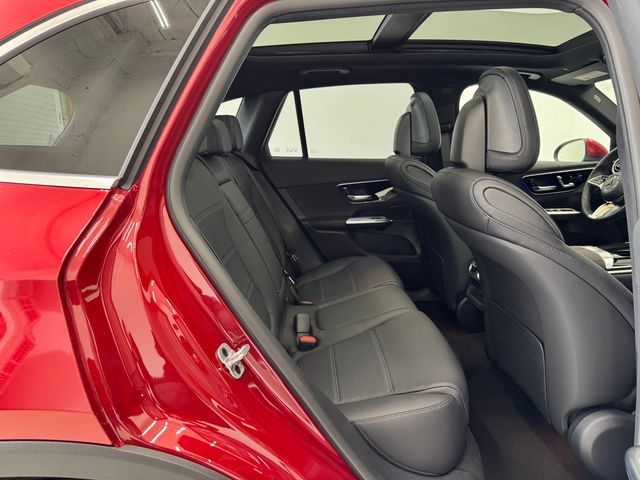 2025 Mercedes Benz GLC 300 photo 12