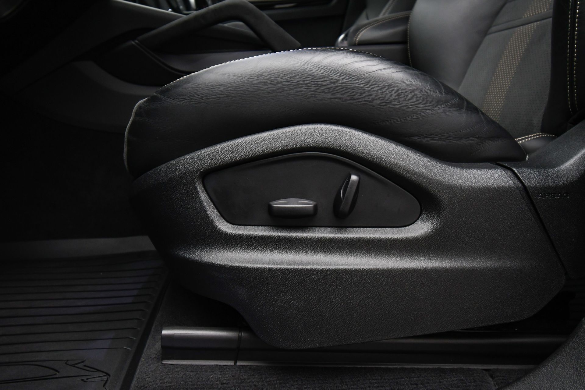 2023 Porsche Cayenne Coupe Turbo GT photo 39