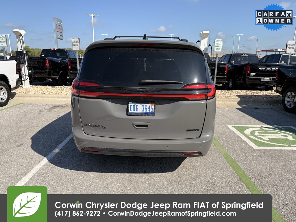 2023 Chrysler Pacifica Touring L photo 6