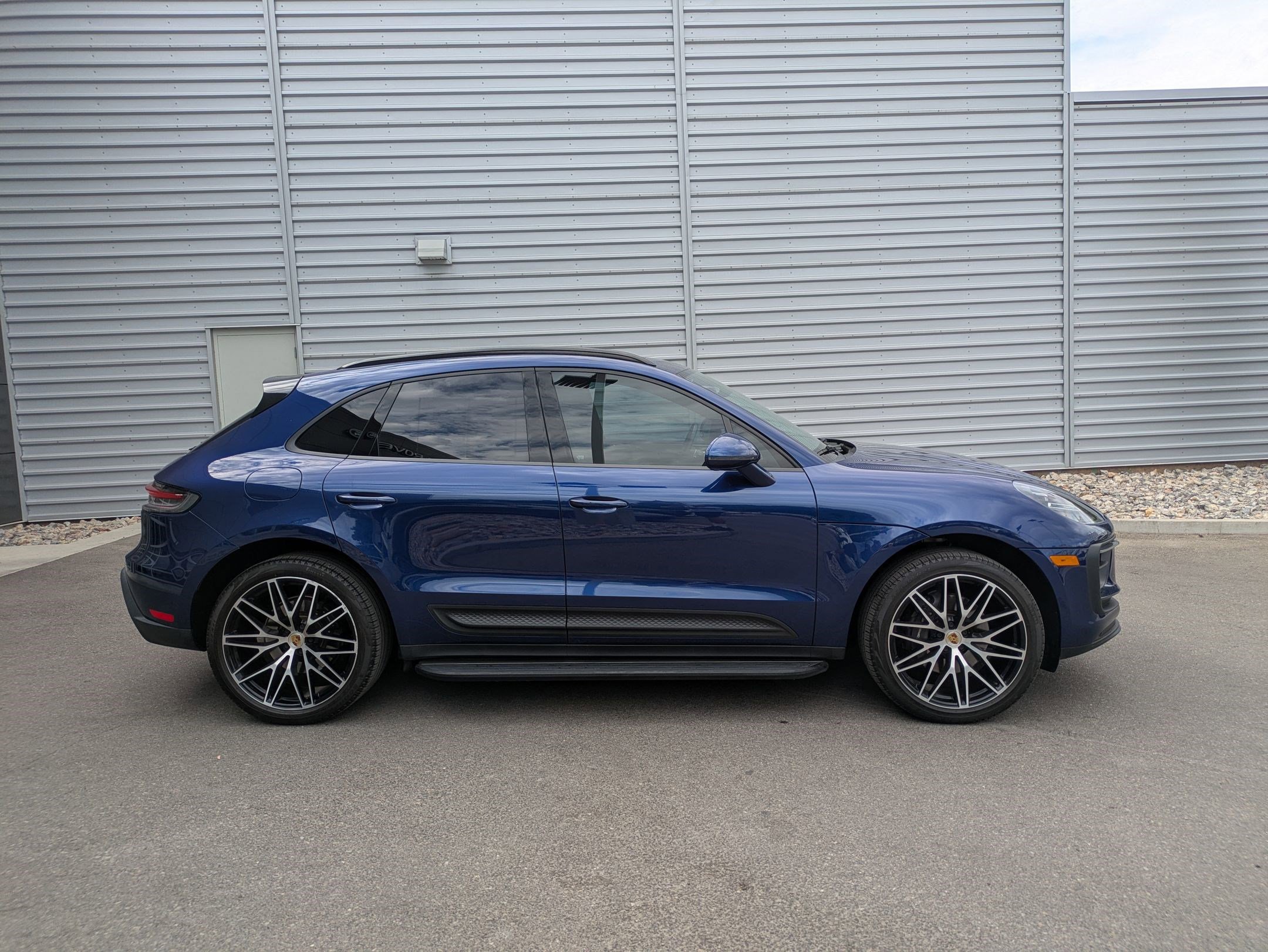 2023 Porsche Macan T photo 2