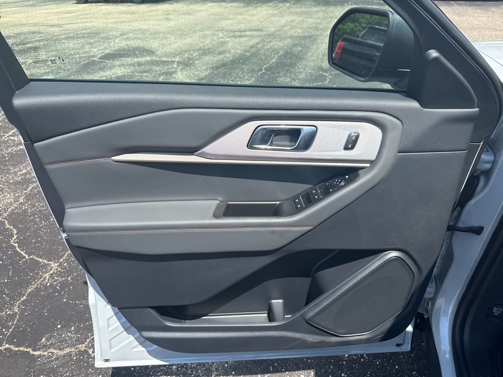 2025 Ford Explorer photo 26