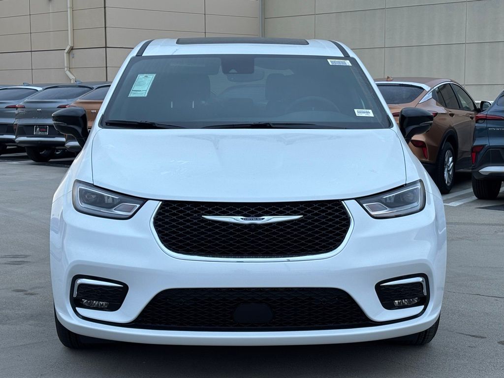 2026 Chrysler Pacifica photo 4