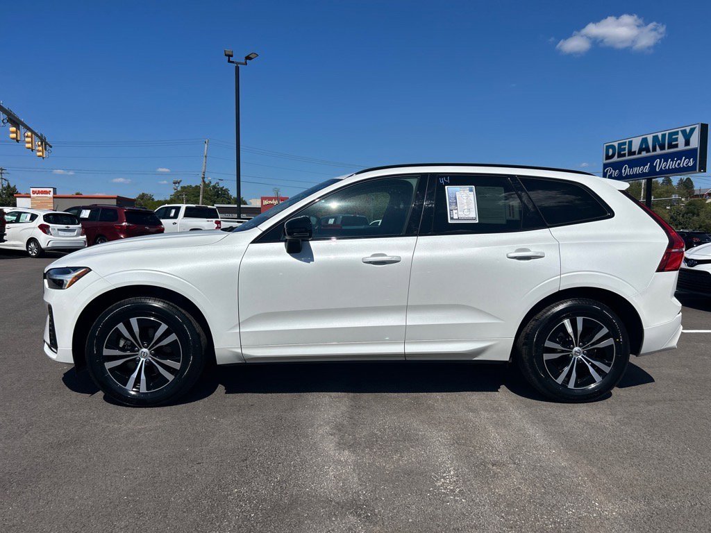 2025 Volvo XC60 B5 Core photo 4