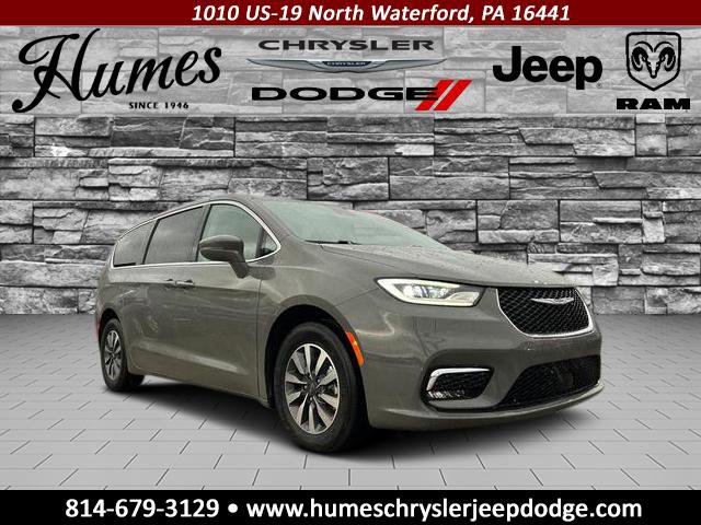 2022 Chrysler Pacifica Touring L's photo