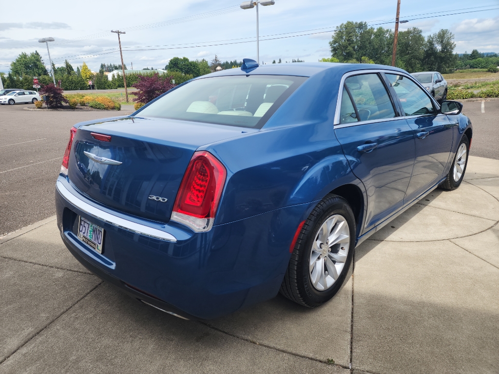 2020 Chrysler 300 Touring photo 6