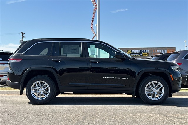 2025 Jeep Grand Cherokee Laredo X photo 2