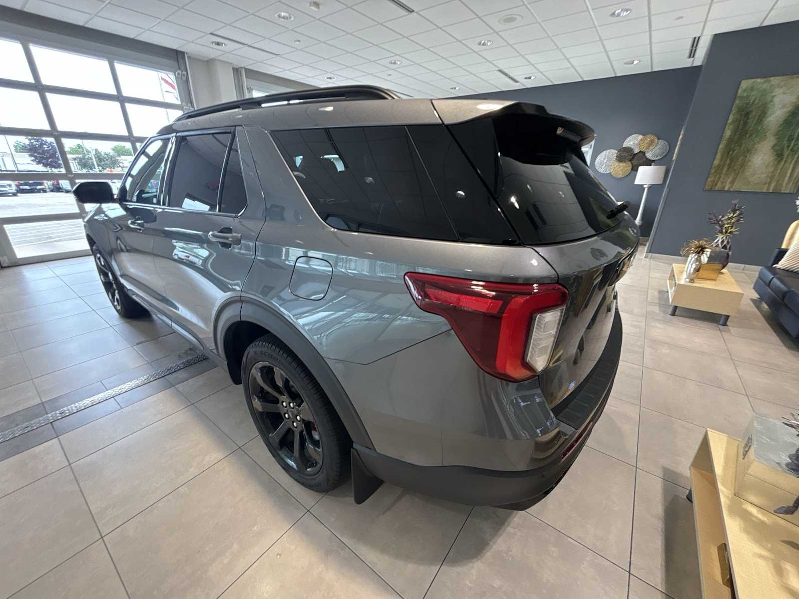 2022 Ford Explorer ST photo 3