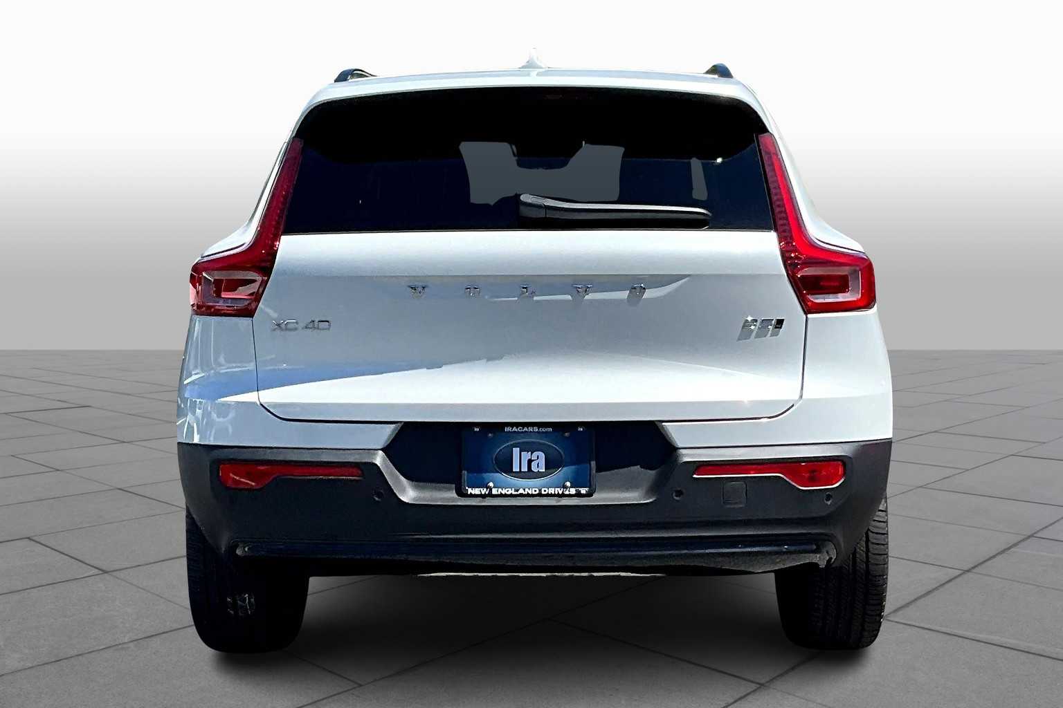 2026 Volvo XC40 Plus photo 4