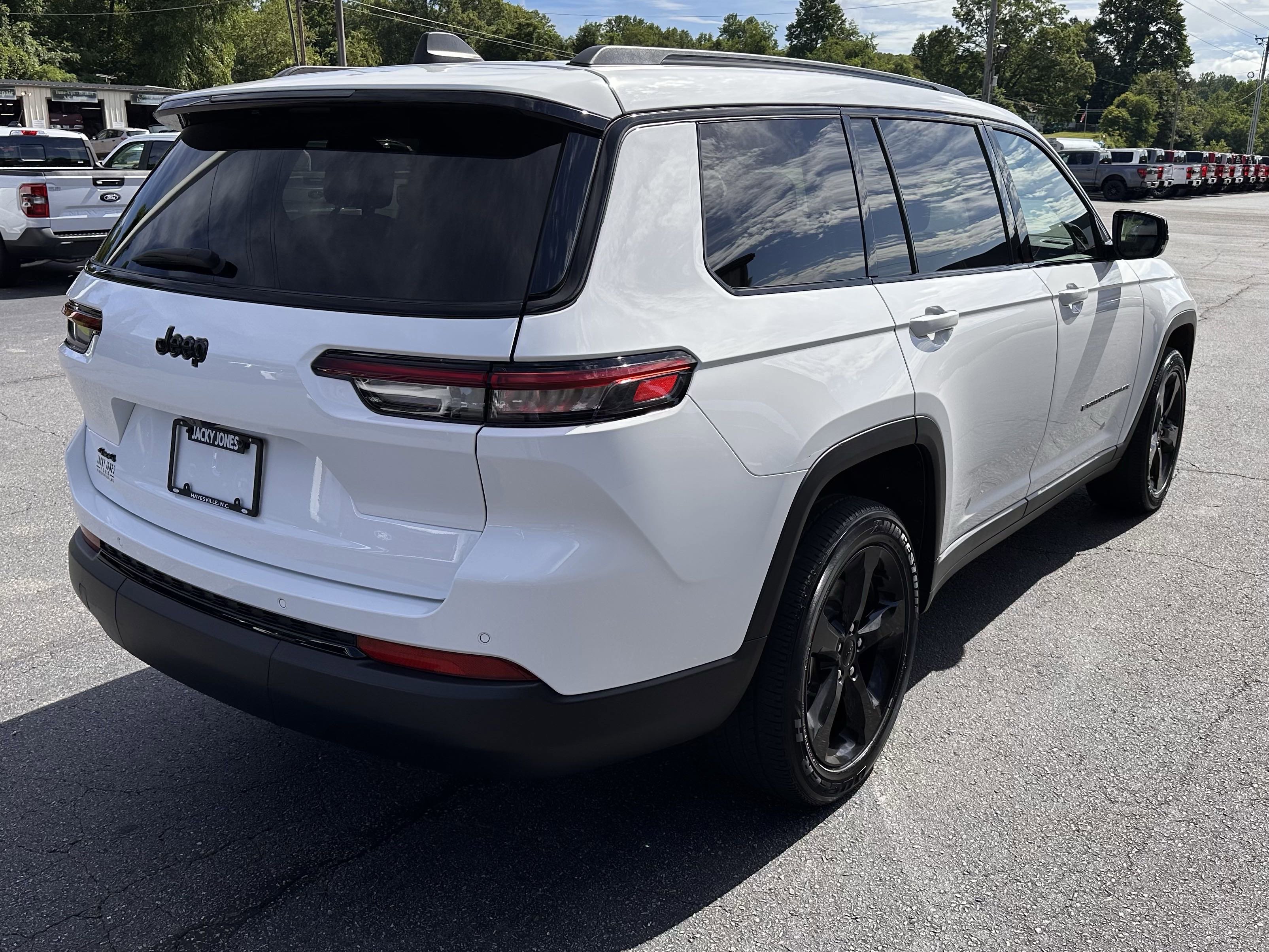 2023 Jeep Grand Cherokee Altitude photo 3