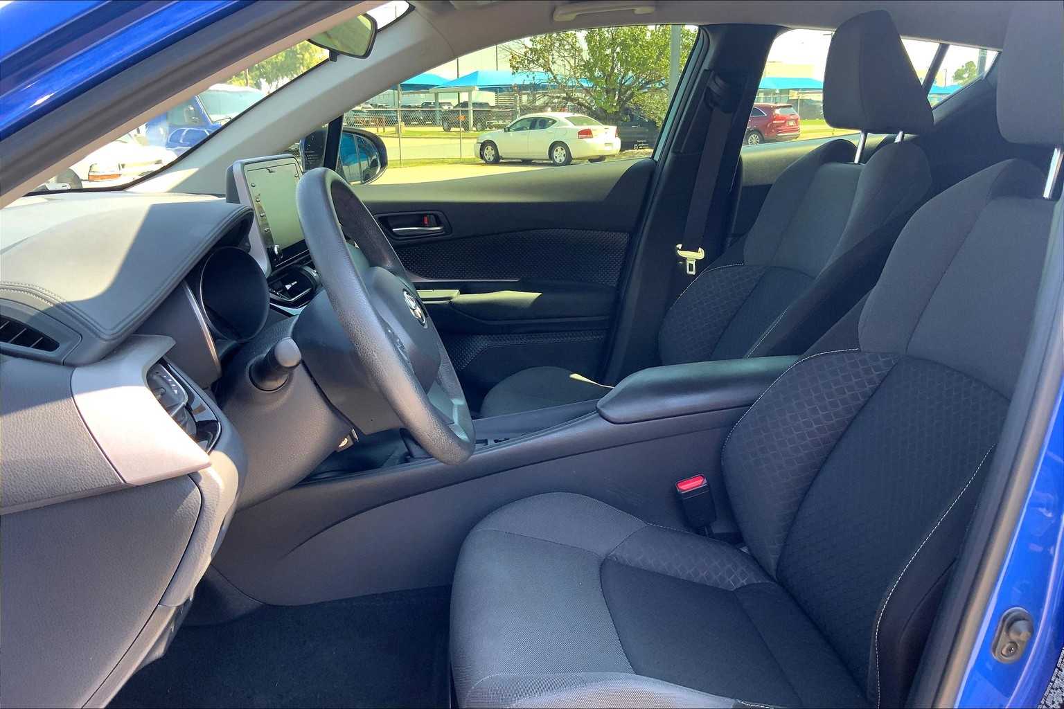 2020 Toyota C-HR LE photo 7