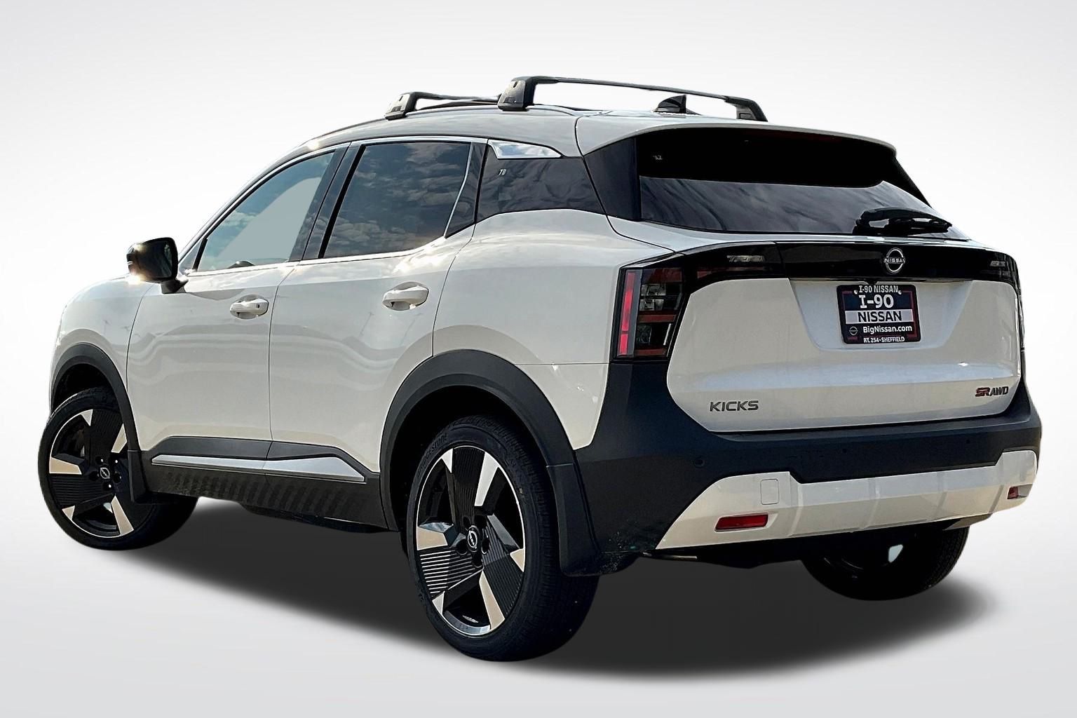 2026 Nissan Kicks SR photo 2