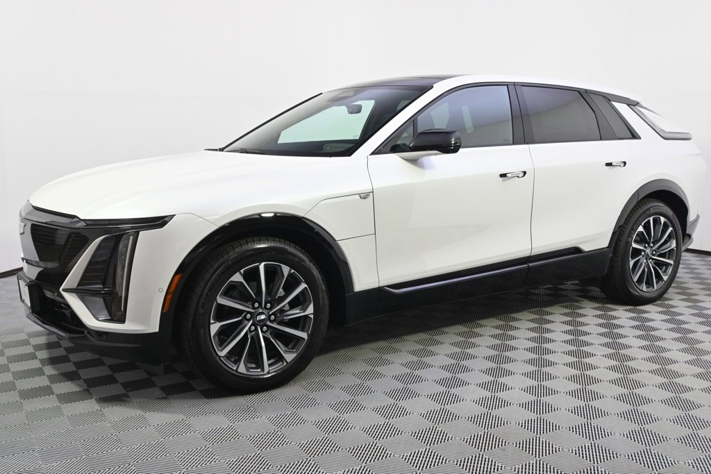 2025 Cadillac Lyriq Sport photo 2
