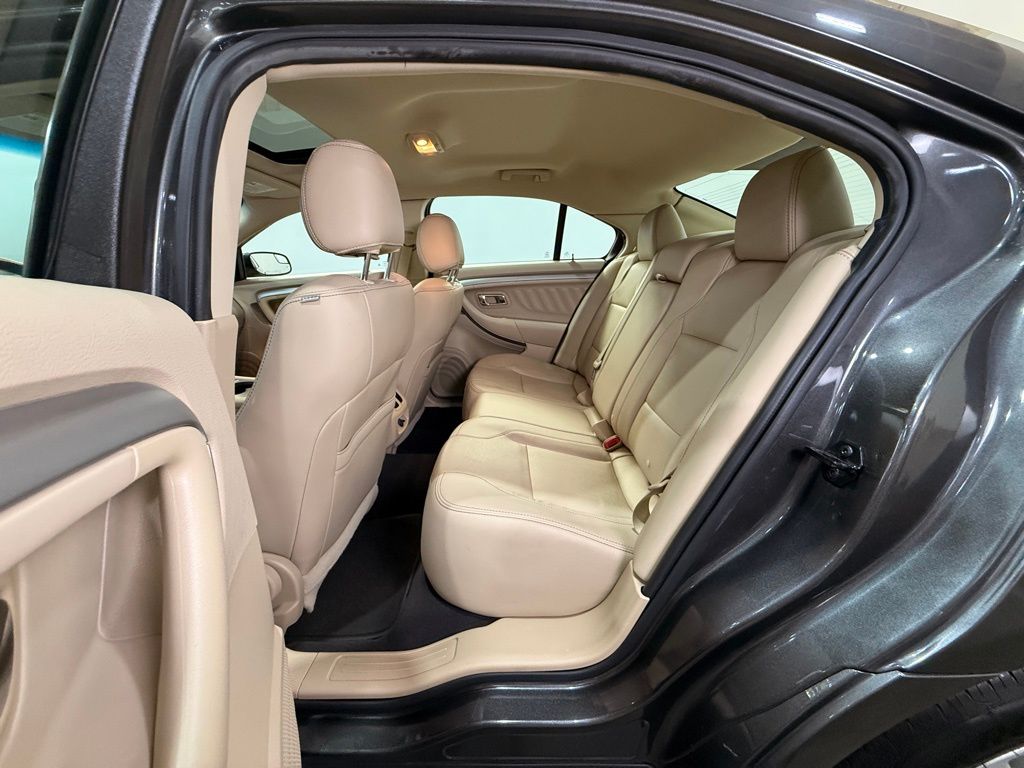 2019 Ford Taurus SEL photo 16