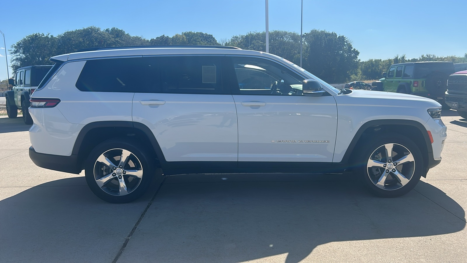 2022 Jeep Grand Cherokee Limited photo 2