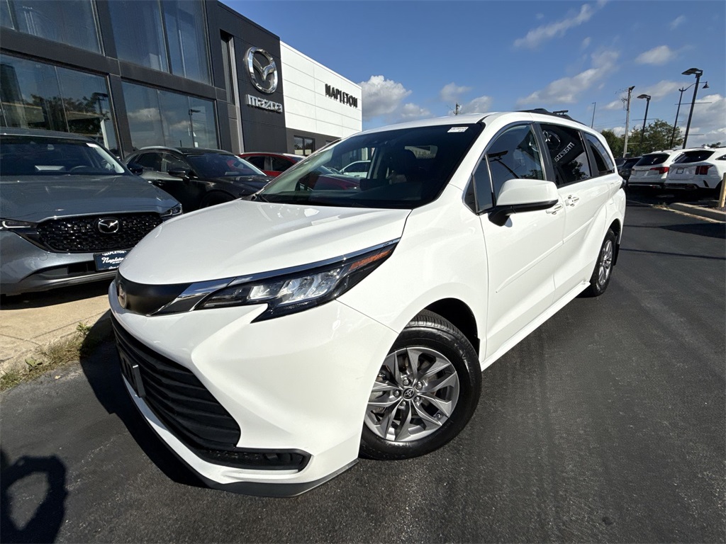 2022 Toyota Sienna LE photo 7