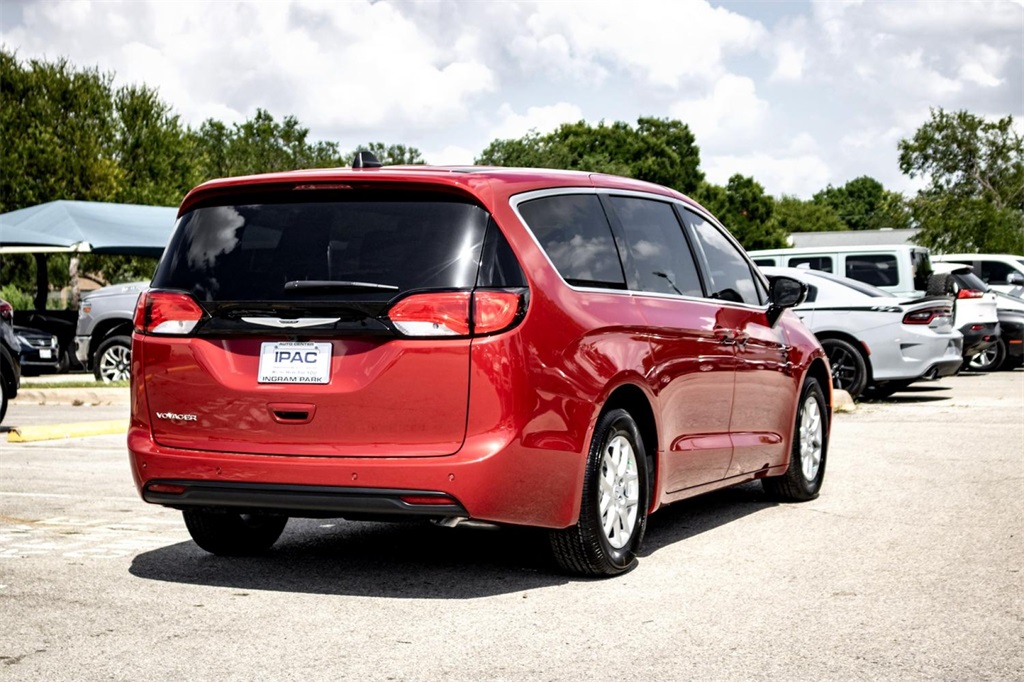 2025 Chrysler Voyager LX photo 4