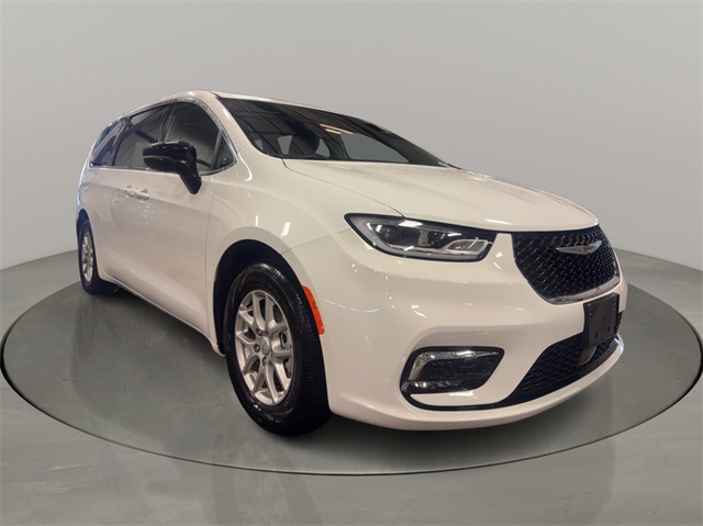 2026 Chrysler Pacifica Select's photo