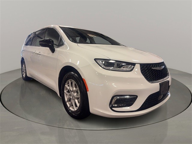 2026 Chrysler Pacifica Select's photo