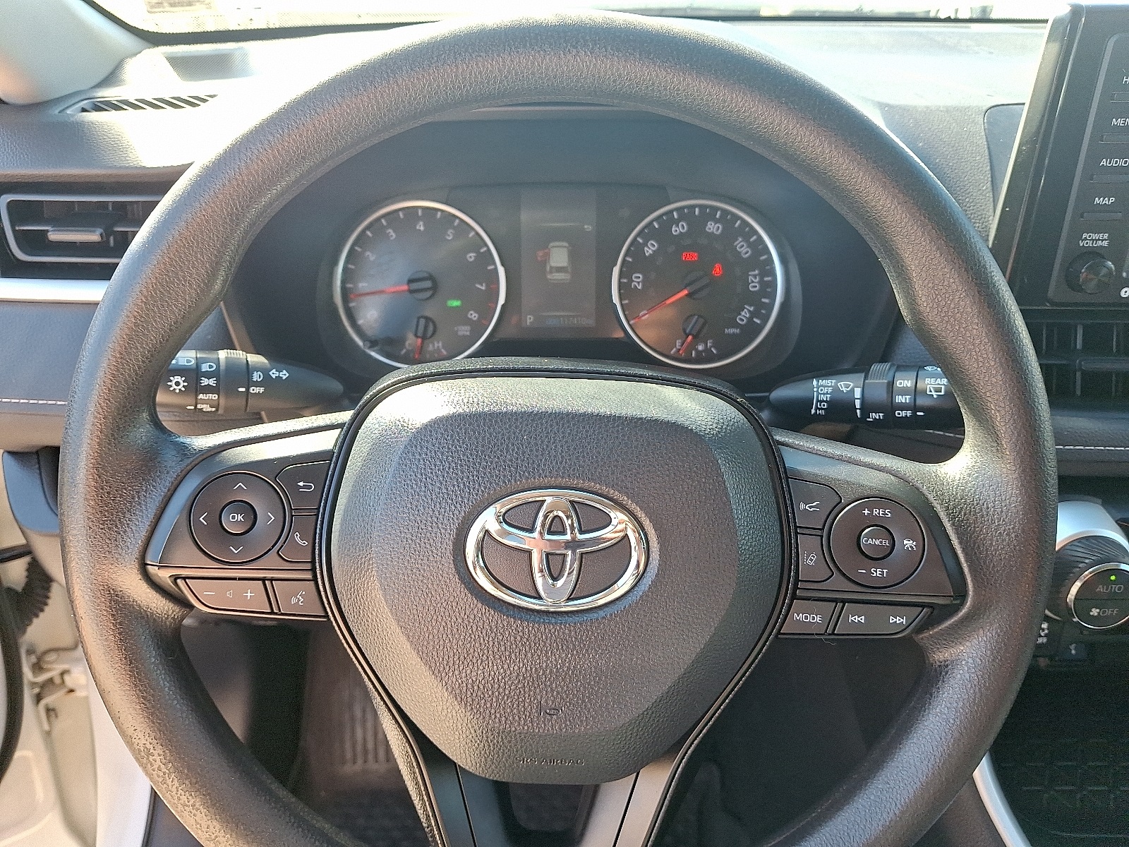 2020 Toyota RAV4 XLE photo 18