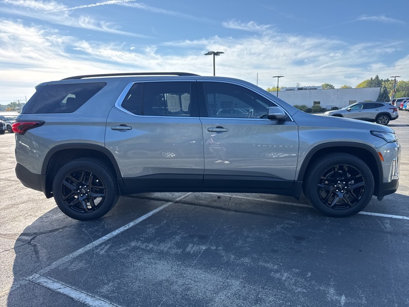 2023 Chevrolet Traverse photo 2