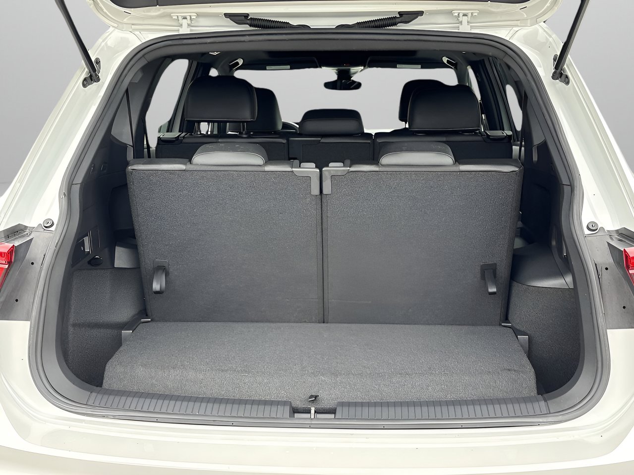 2023 Volkswagen Tiguan SE R-Line Black photo 8