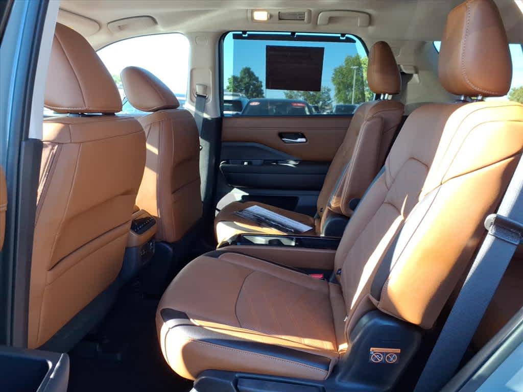 2025 Nissan Pathfinder Platinum photo 8