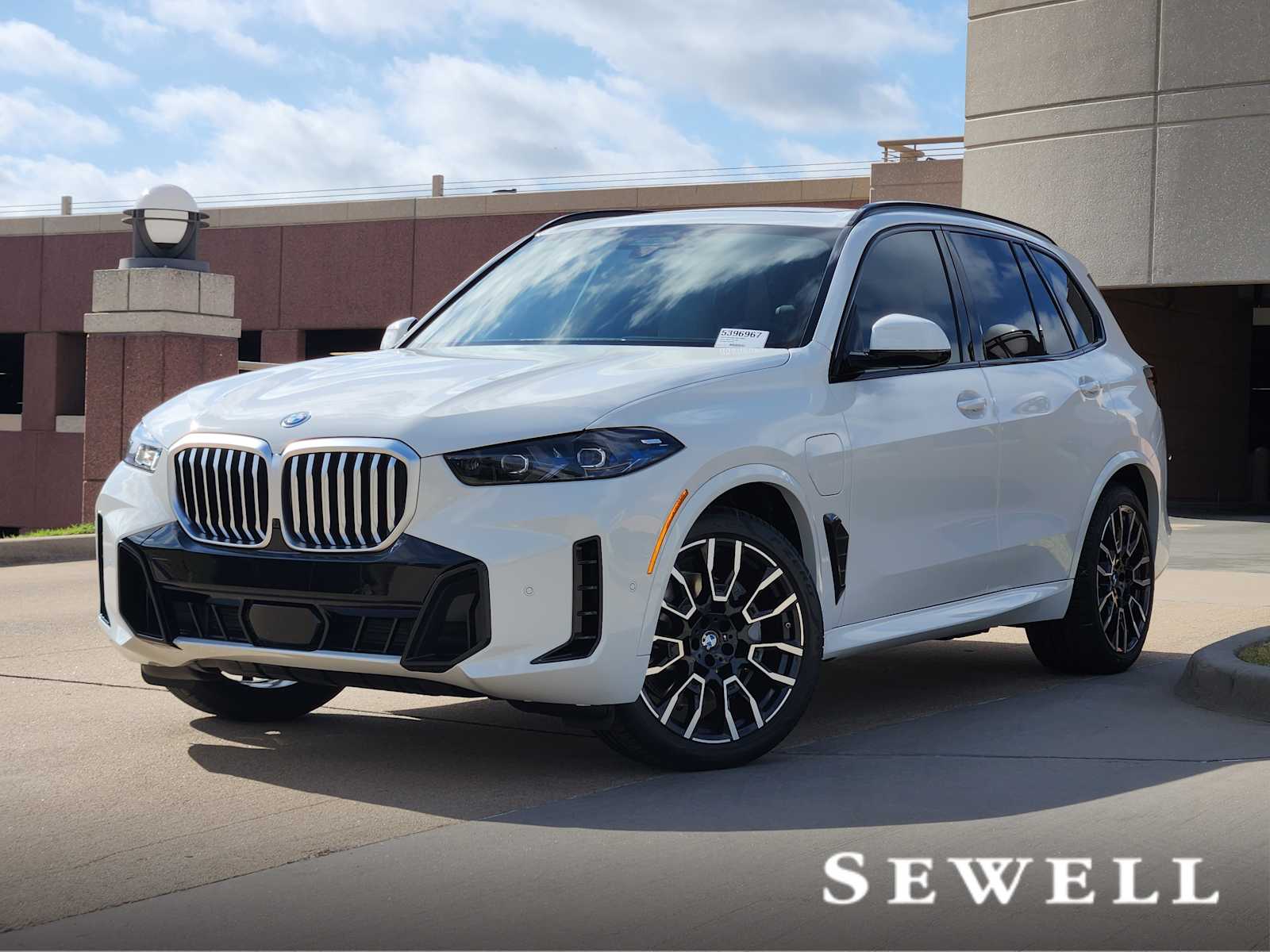 2026 BMW X5 50e's photo
