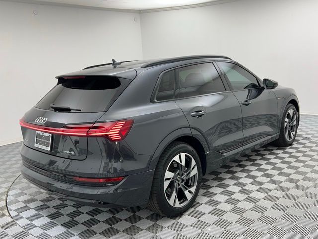 2022 Audi e-tron Premium photo 7