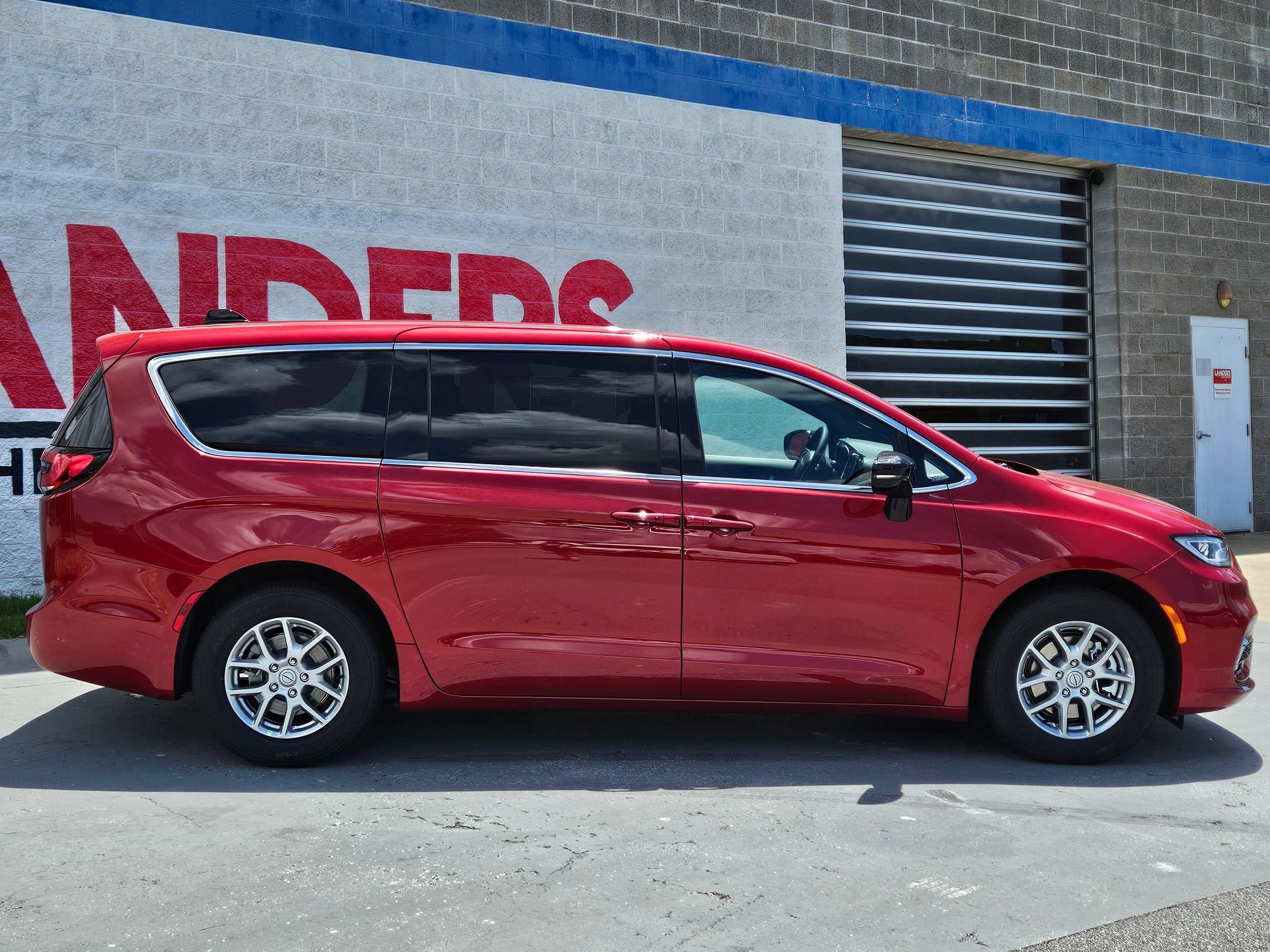 2025 Chrysler Pacifica photo 8