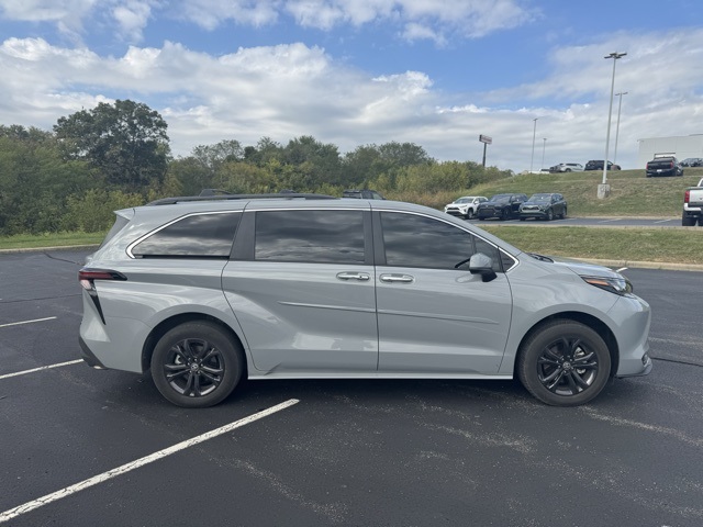2024 Toyota Sienna Woodland Edition photo 2