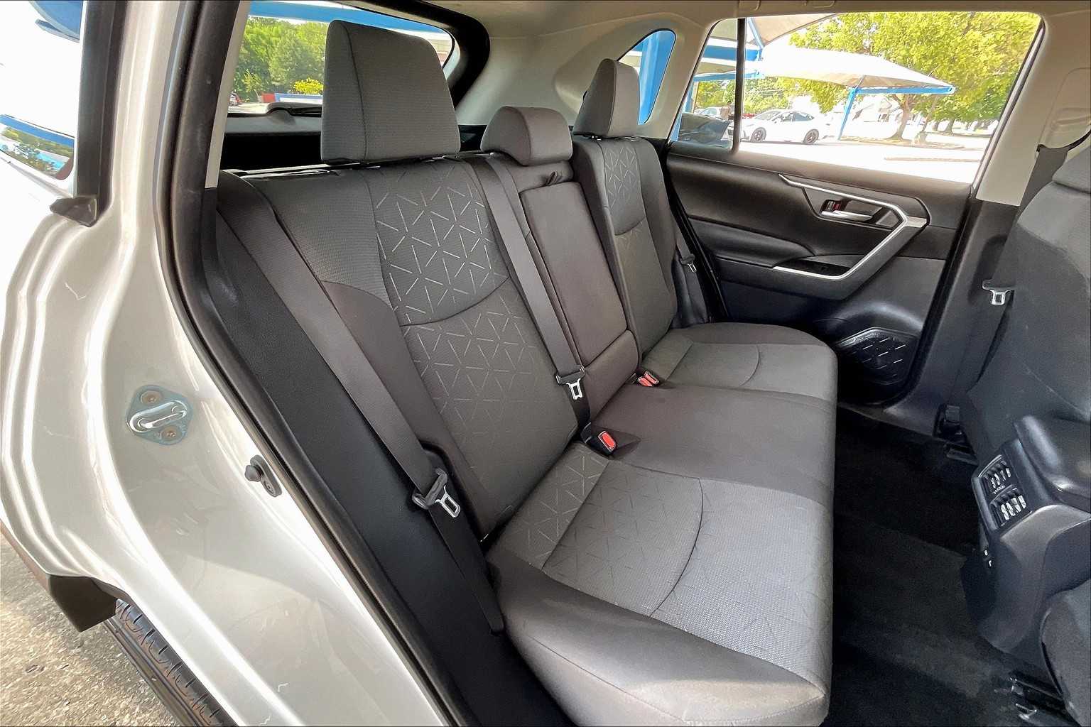 2024 Toyota RAV4 XLE photo 18