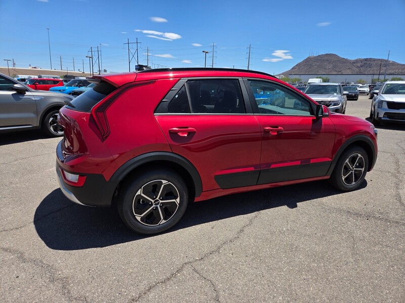 2025 Kia Niro EX photo 3