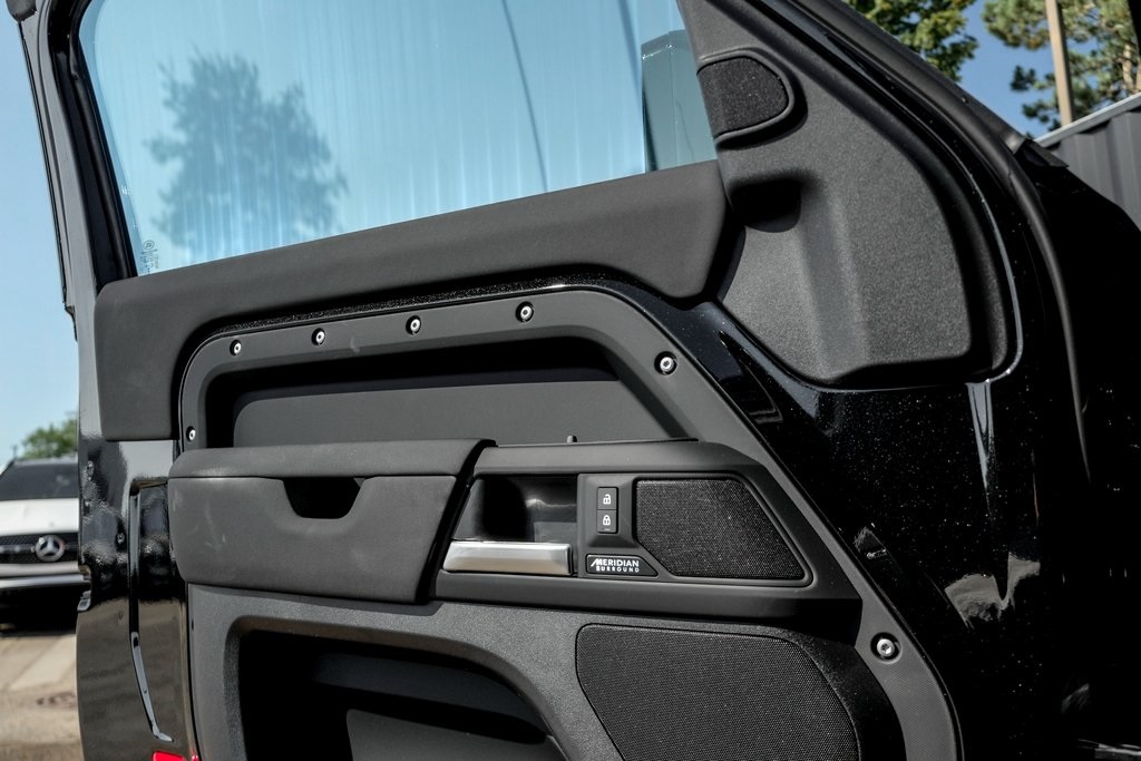 2025 Land Rover Defender 90 X-Dynamic SE photo 11