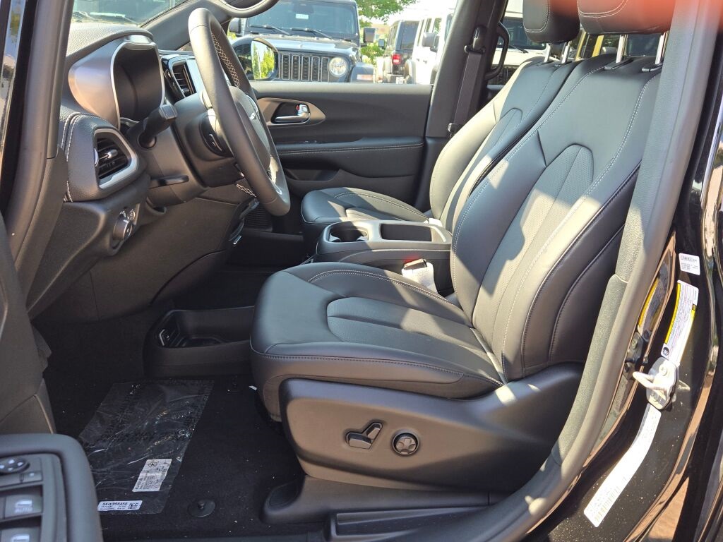 2026 Chrysler Pacifica photo 20