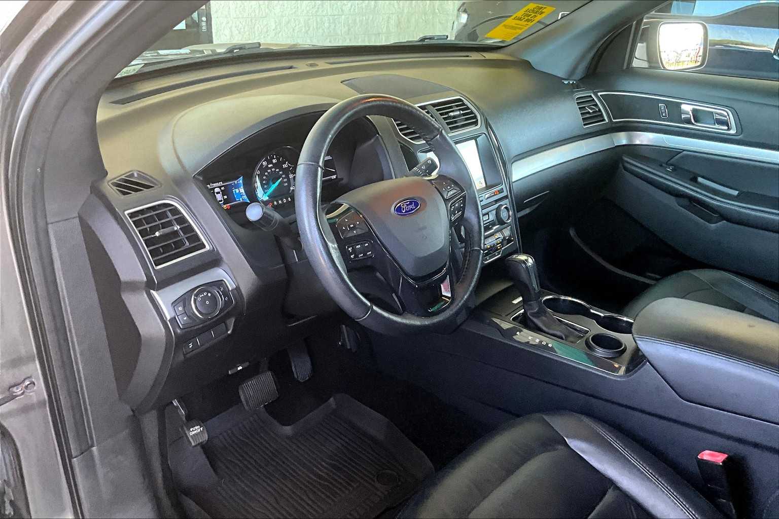 2017 Ford Explorer XLT photo 16