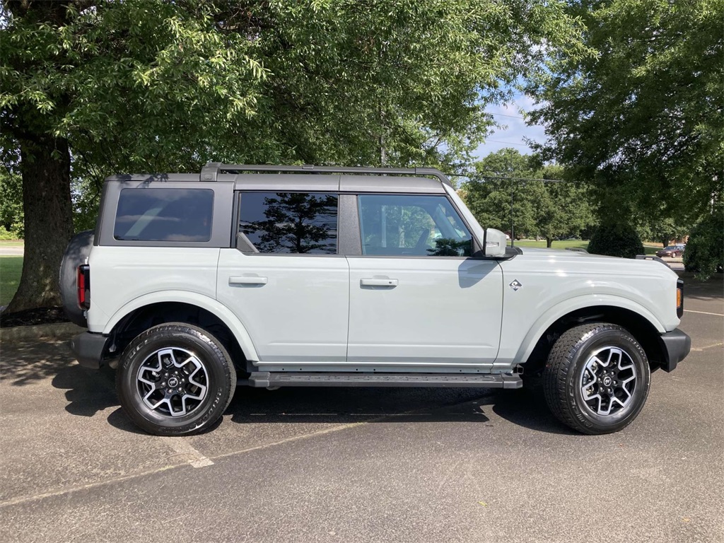 2022 Ford Bronco Outer Banks photo 2