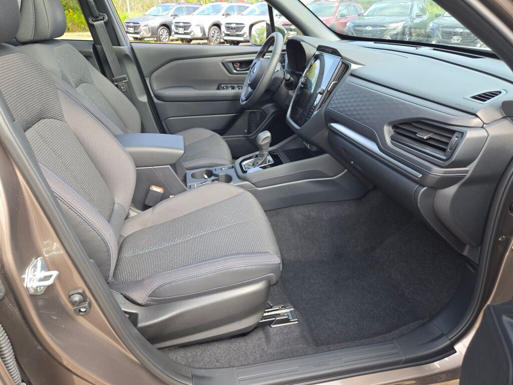 2025 Subaru Forester Premium photo 3