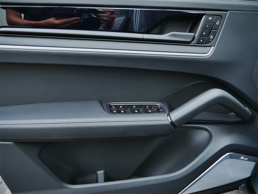 2025 Porsche Cayenne E-Hybrid Turbo photo 11