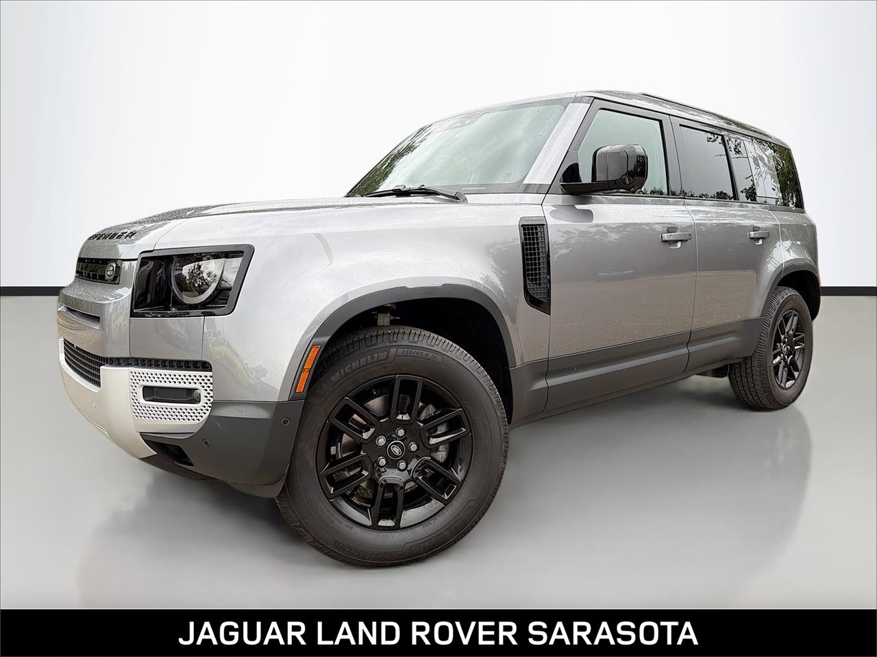 2024 Land Rover Defender S's photo