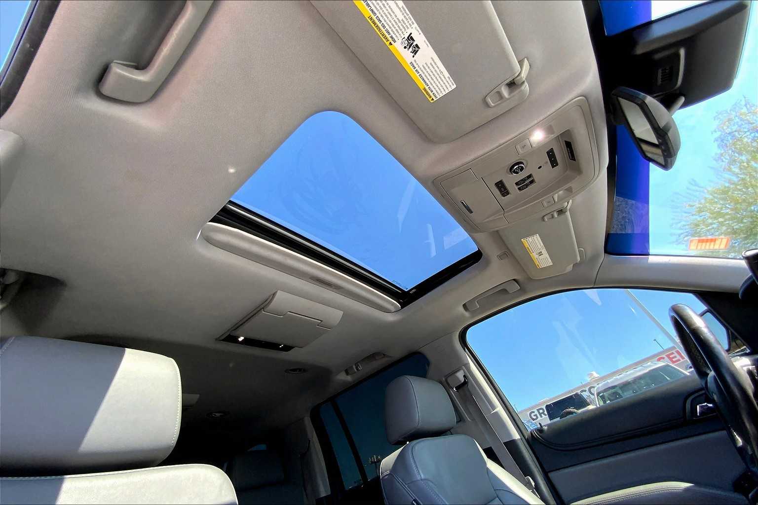 2016 Chevrolet Suburban LT photo 13