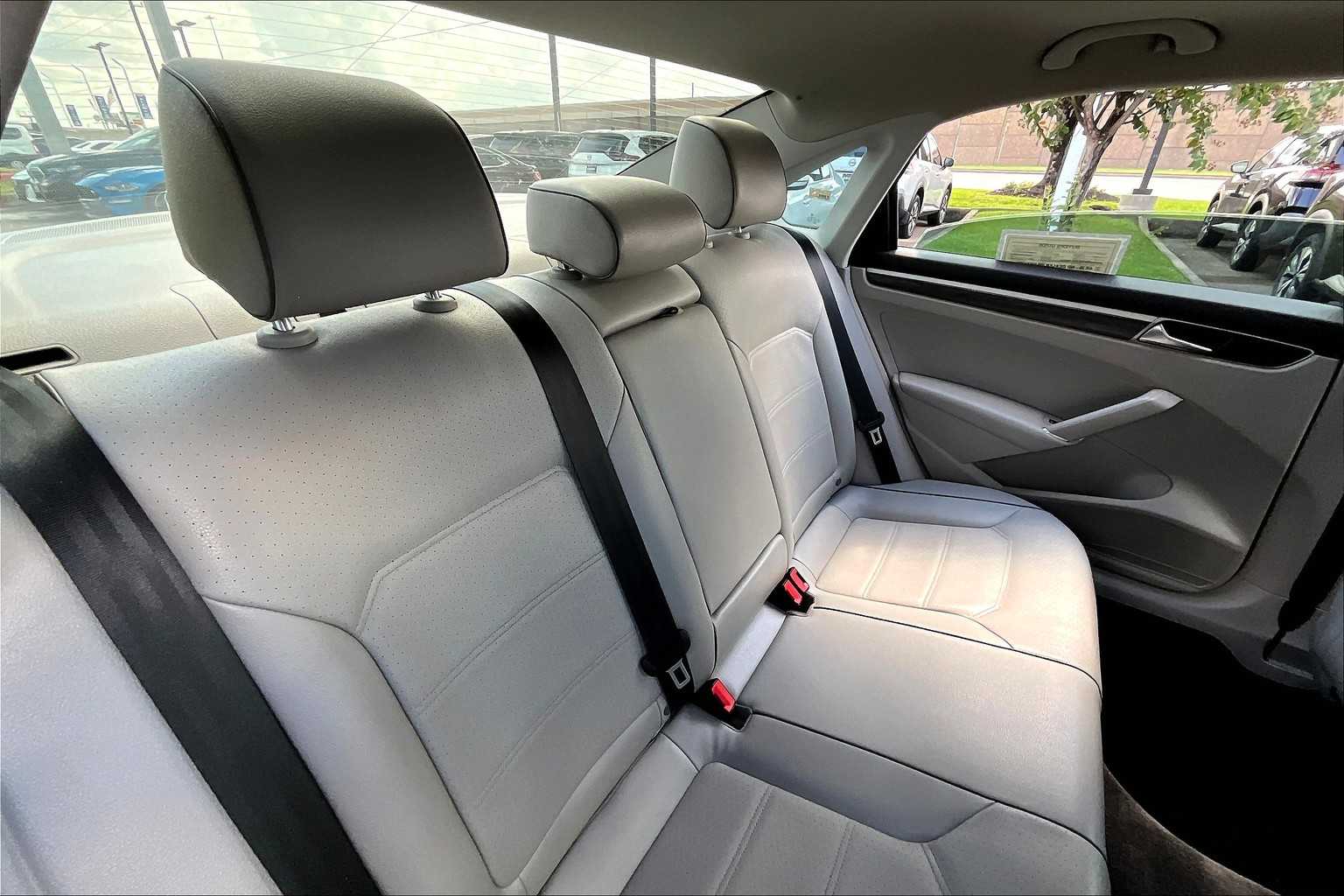 2018 Volkswagen Passat 2.0T SE photo 17
