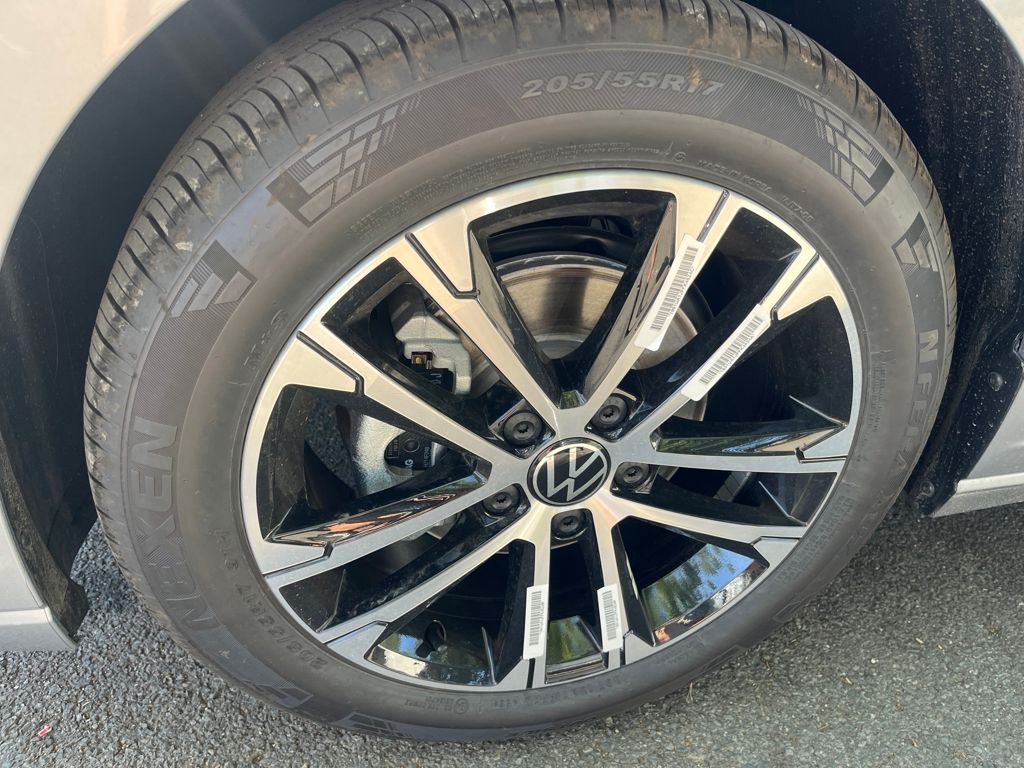 2025 Volkswagen Jetta 1.5T Sport photo 2
