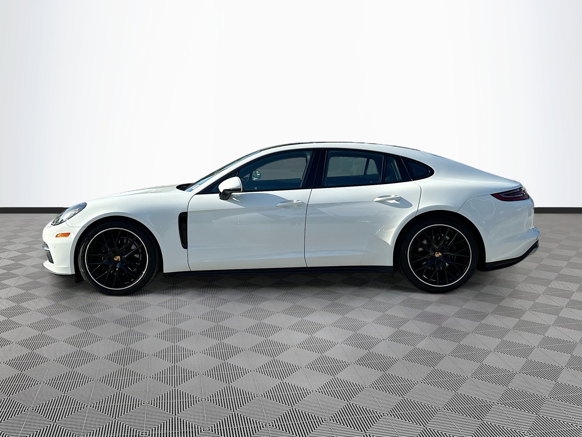 2020 Porsche Panamera 4 photo 4