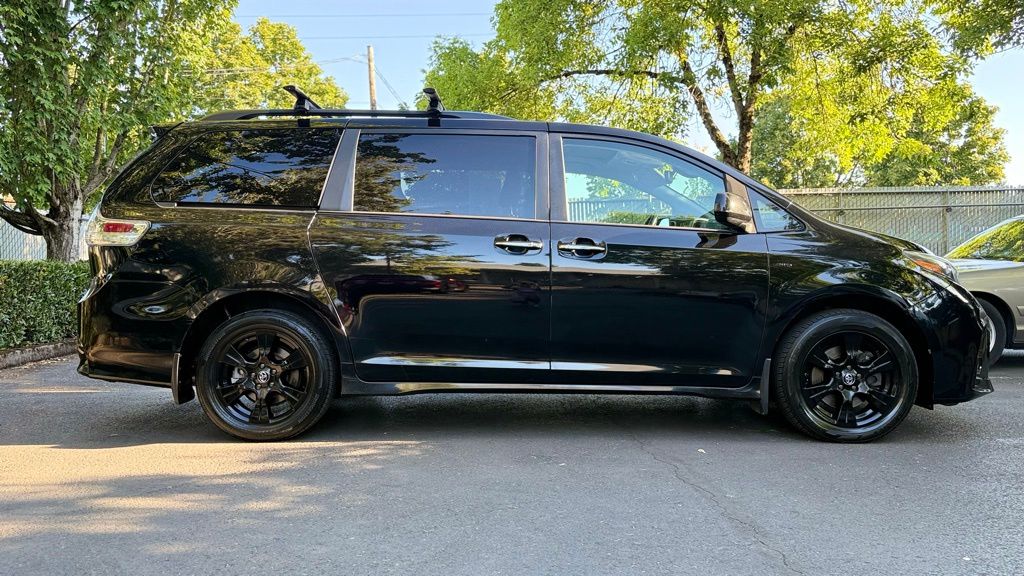2020 Toyota Sienna SE Premium photo 10
