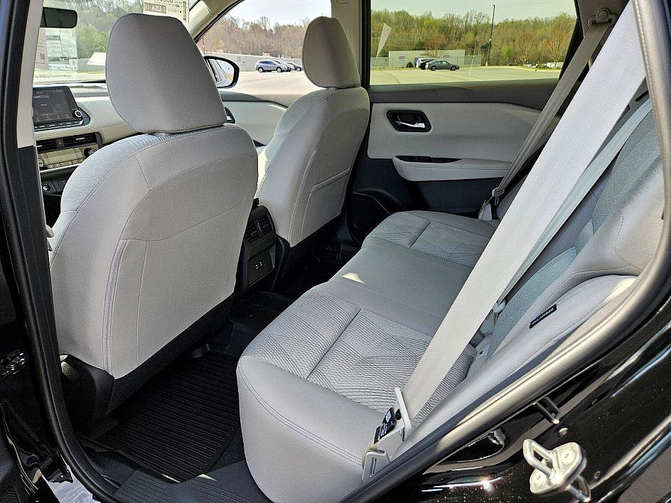 2025 Nissan Rogue SV photo 8